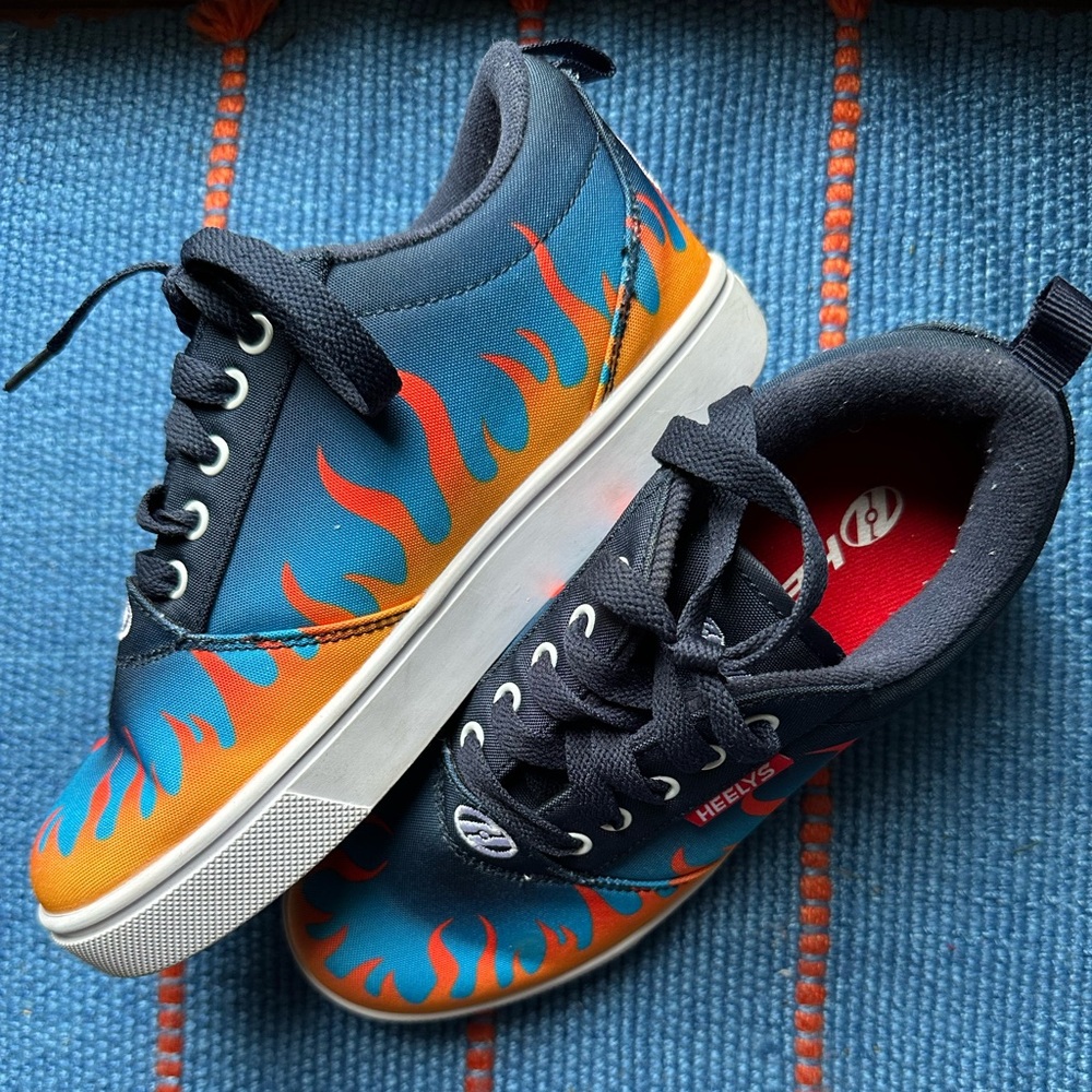 HEELYS, Like new. Youth size 4